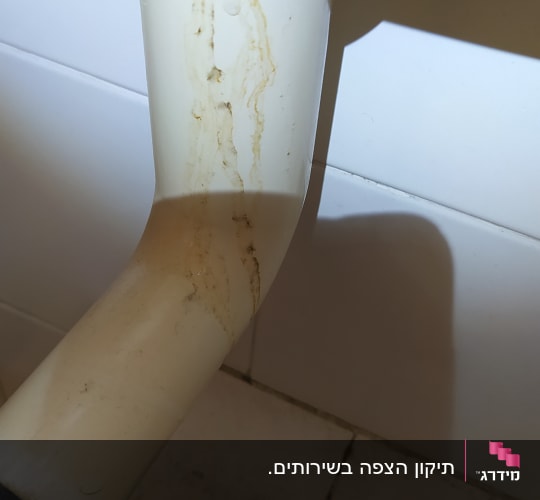 צינור ביוב עם כתמי חלודה